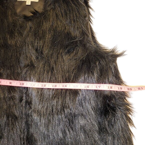 CHARLOTTE RUSSE | Black Faux Fur Cozy Vest - Picture 8 of 9